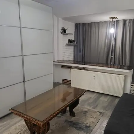 Alexandra Apartment *