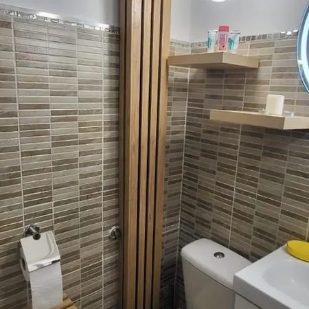 Alexandra Apartment *